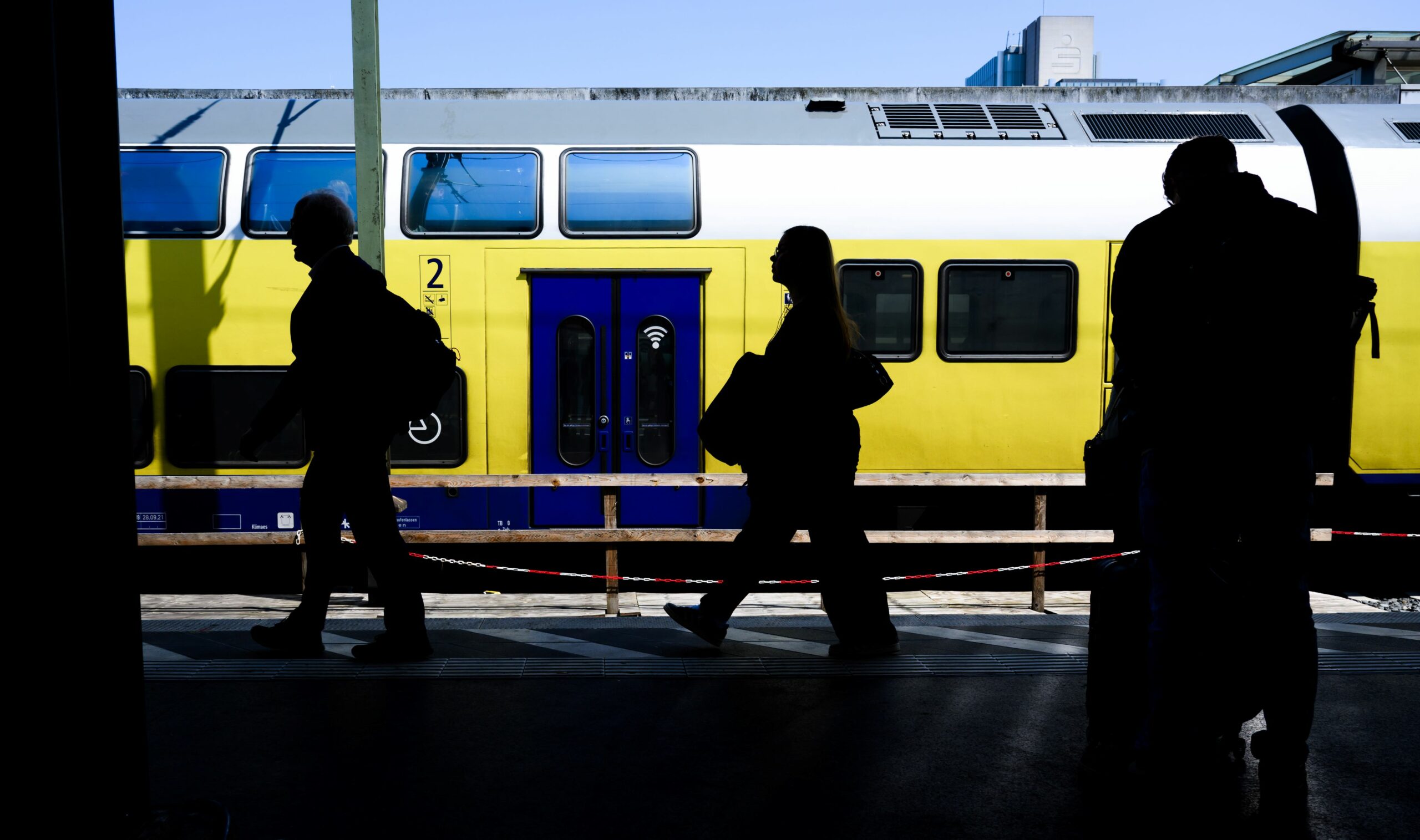 Fahrgäste eines Metronom-Zuges (Symbolbild).