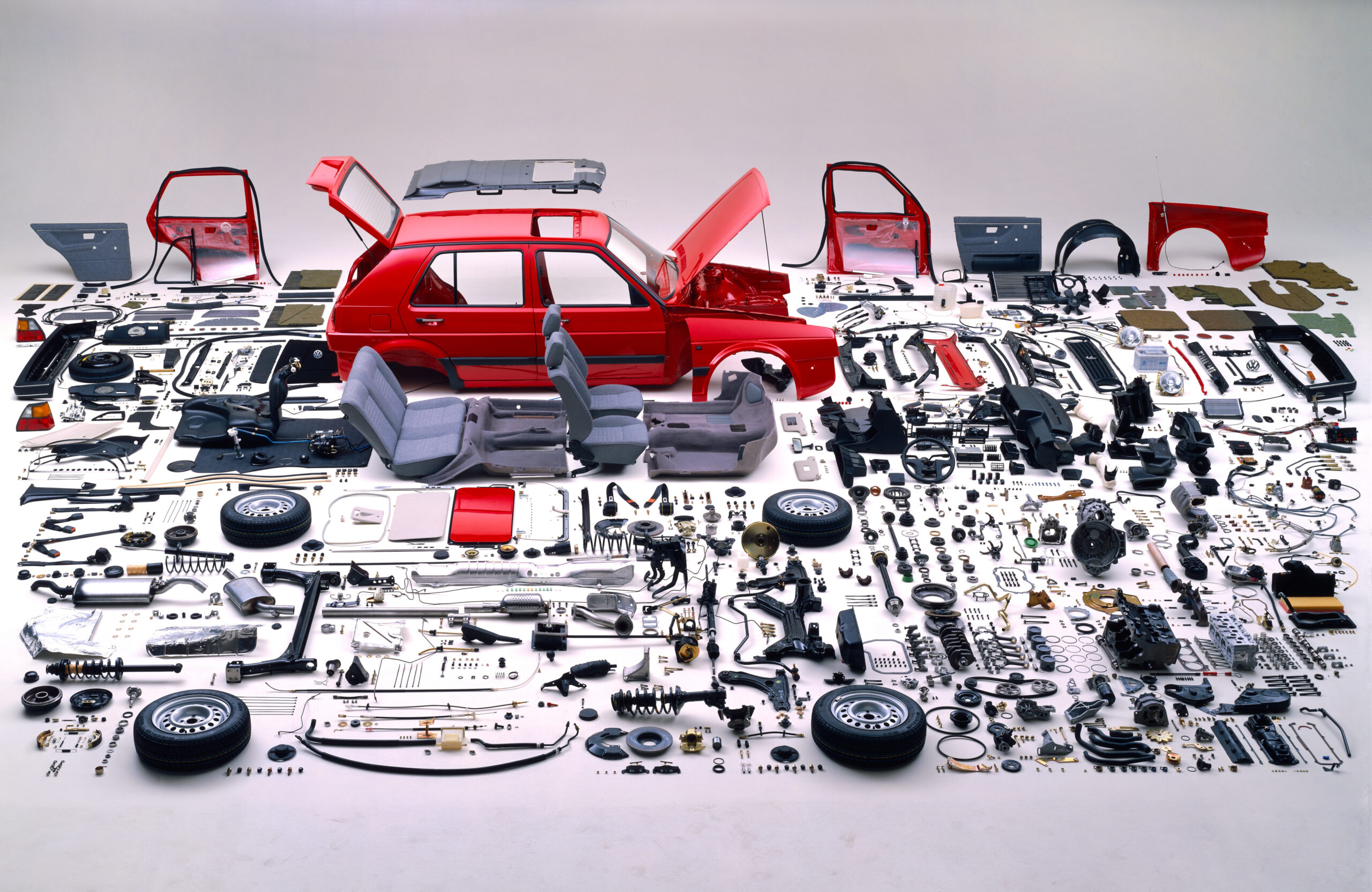 ein VW Golf, zerlegt in seine Einzelteile