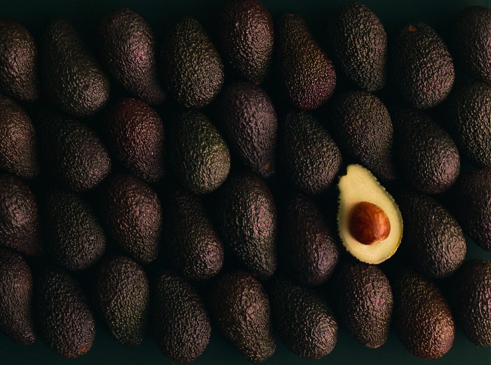 Nebeneinander sortierte Avocados