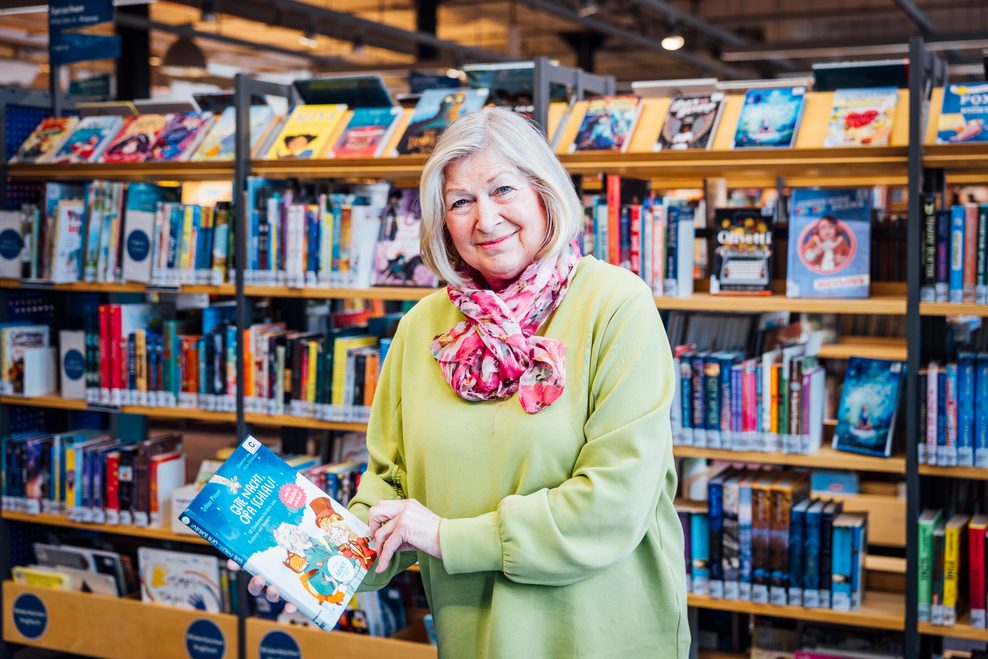 Dame in grünem Pullover in Bibliothek