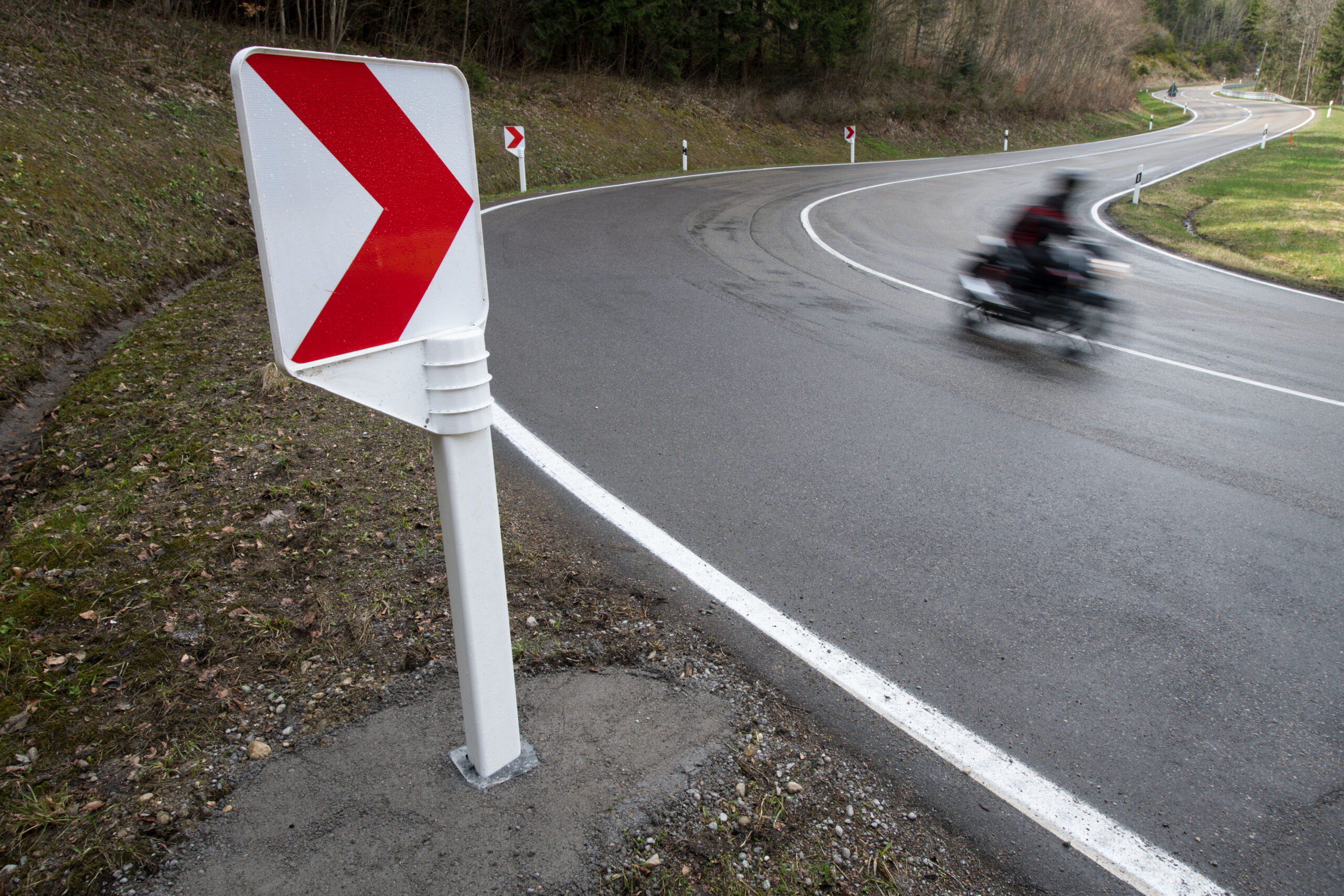 Ein Motorradfahrer fährt auf einer Straße (Symbolbild)