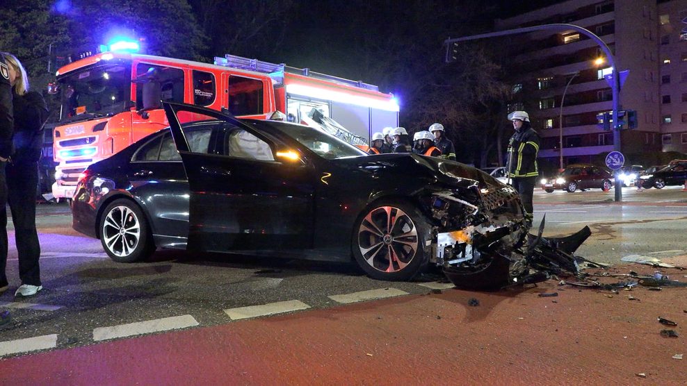 Der Mercedes wurde stark beschädigt. Zwei Insassinnen wurden verletzt.