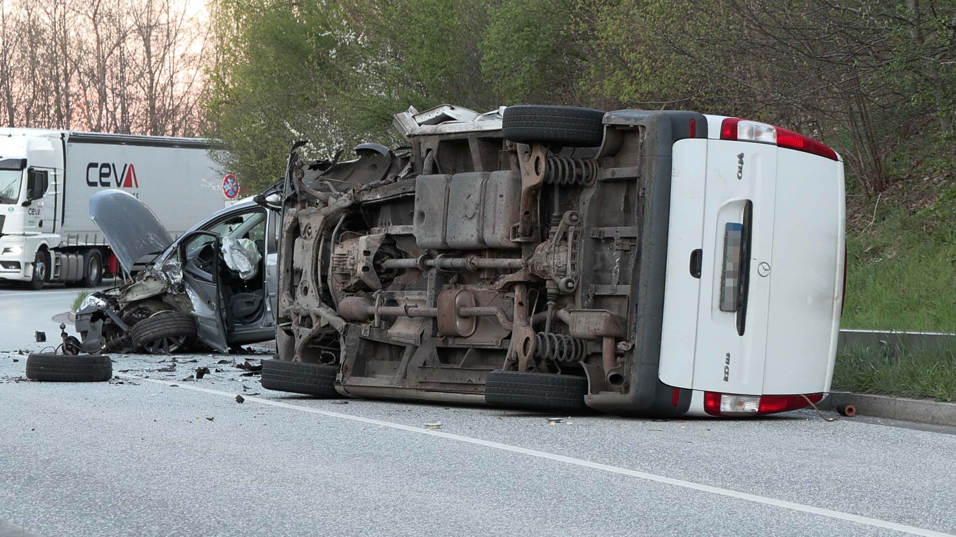 Der Transporter wurde bei dem Unfall auf die Seite geschleudert.