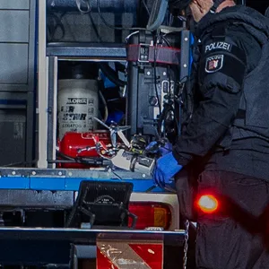 Die Drohne wurde vom Sprengstoffexperten gesichert und für weitere Untersuchungen mitgenommen