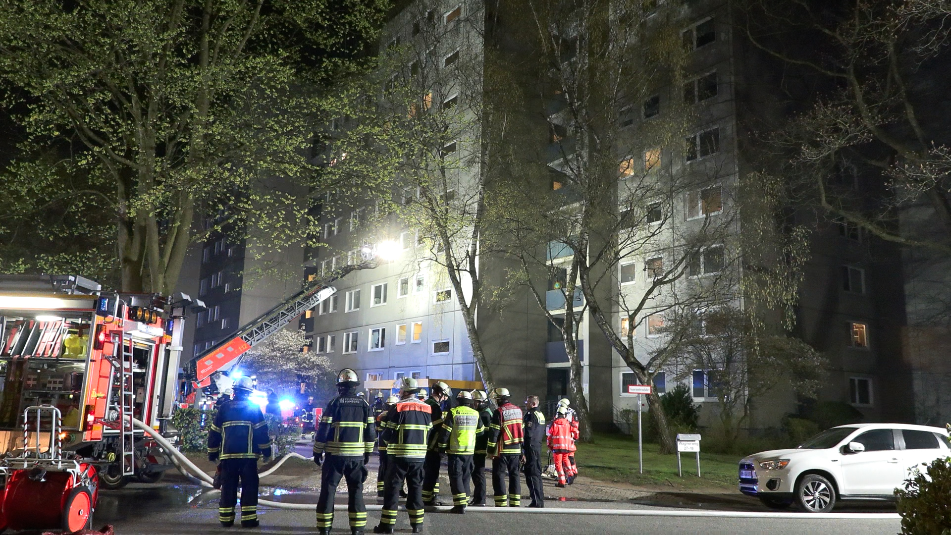 In diesem Mehrfamilienhaus in Niendorf brach in der Nacht zu Mittwoch ein Feuer aus.