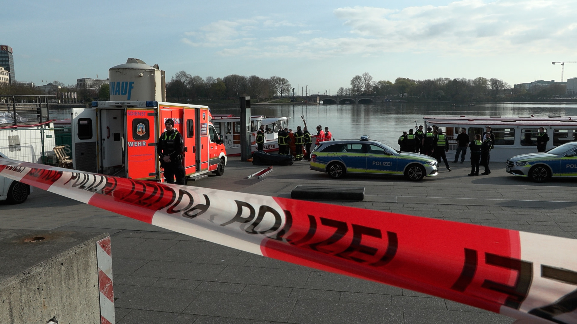 Polizei und Rettungsdienst haben am Freitagmorgen eine Wasserleiche aus der Binnenalster geborgen.