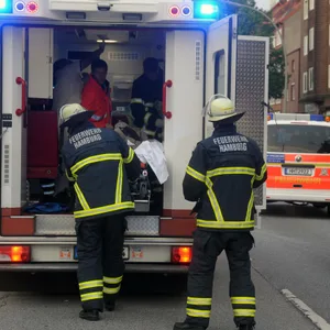 Küchenbrand in Wohnhaus in Wandsbek – Feuerwehr rettet schwer verletzte Person
