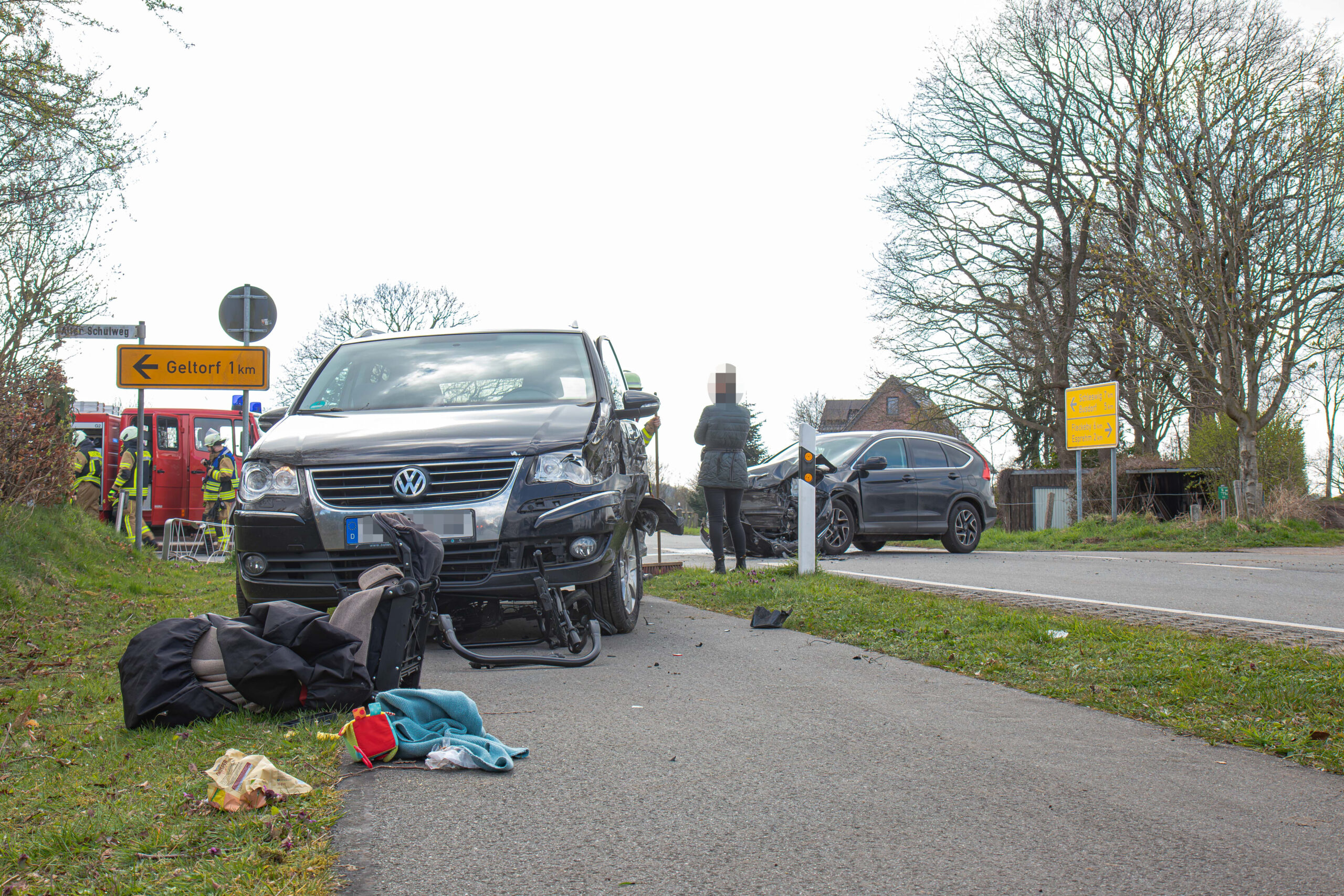 Der Kinderwagen wurde bei dem Unfall in Geltorf vollkommen zerstört.