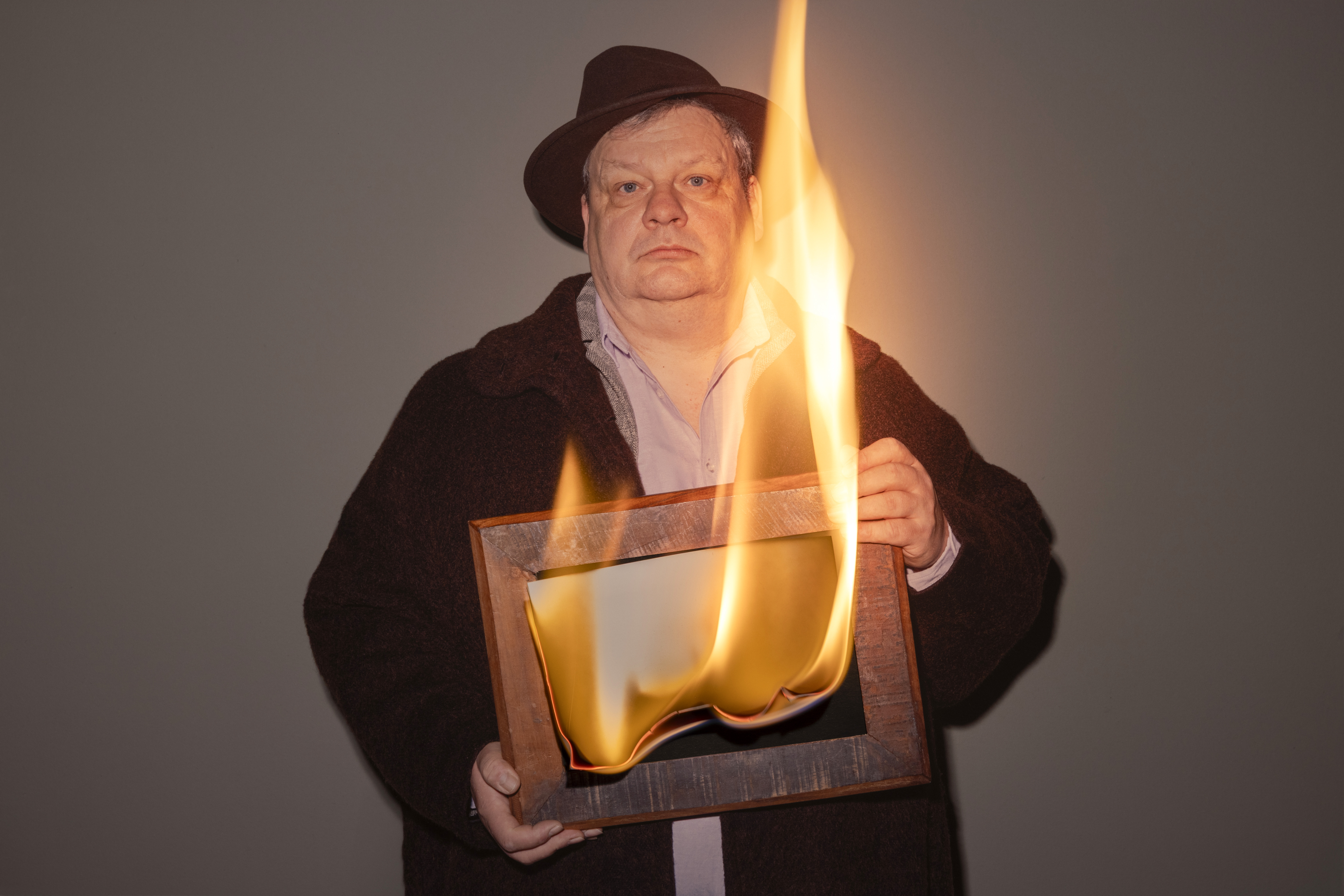 Das geht am 19.April 2026 in Hamburg: Premiere im Ohnsorg-Theater „DeutschStunde – Biller in Flammen”