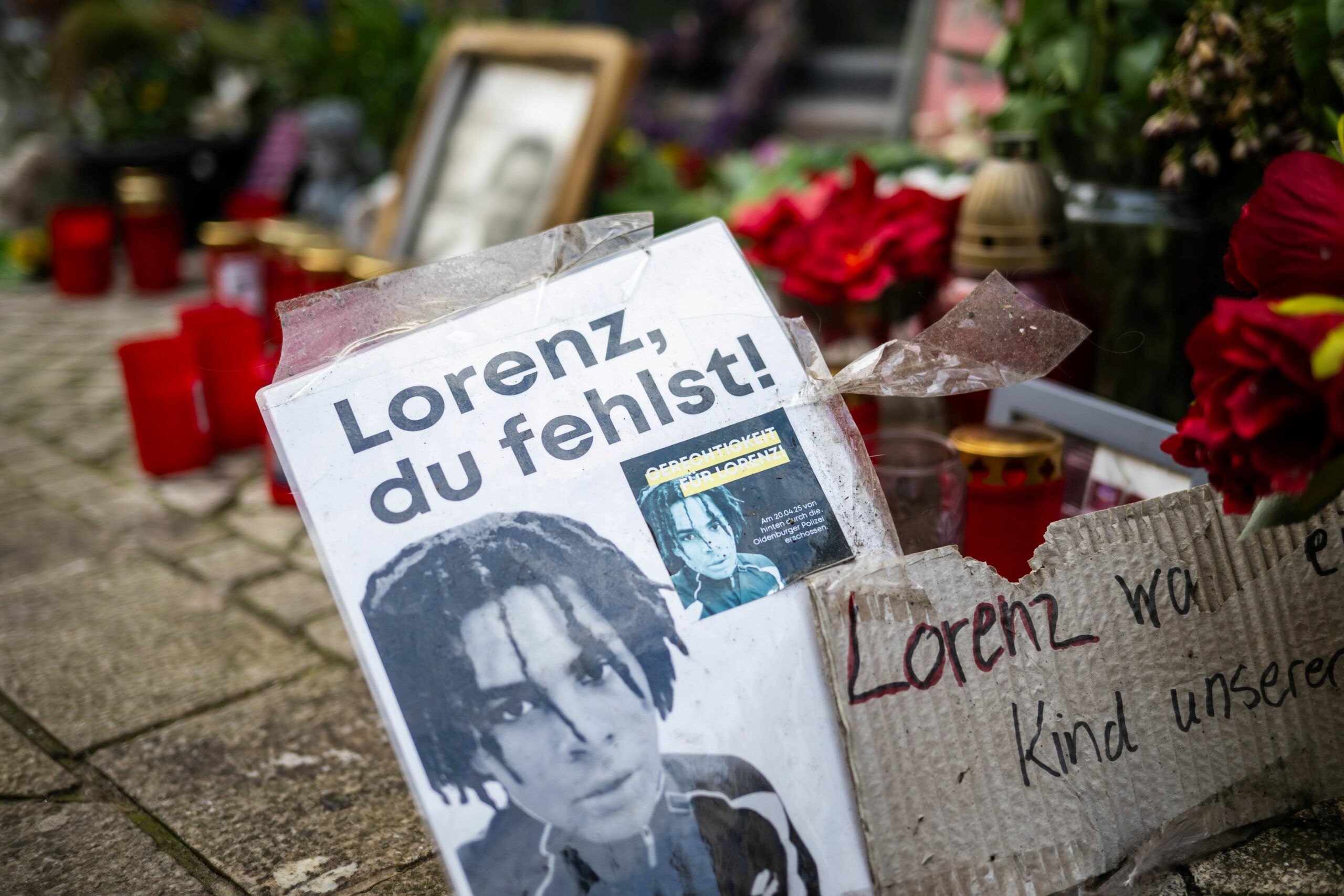 Ein Jahr nach Lorenz' Tod legen noch immer Menschen Blumen, Kerzen und Plakate am Tatort in Oldenburg nieder. Am Sonntag werden zahlreiche Menschen zu einer Demo erwartet.