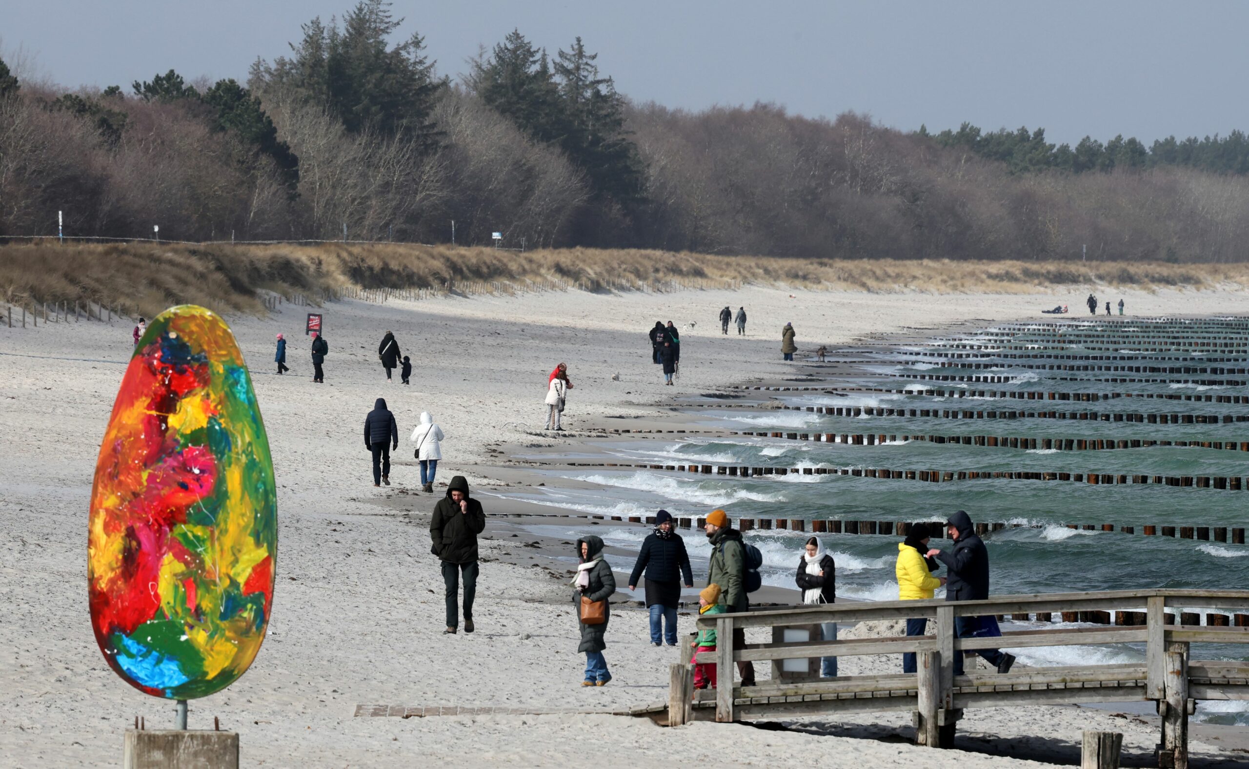 Oster-Deko am Ostsee-Strand von Zingst in Mecklenburg-Vorpommern.