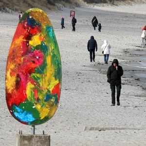 Oster-Deko am Ostsee-Strand von Zingst in Mecklenburg-Vorpommern.