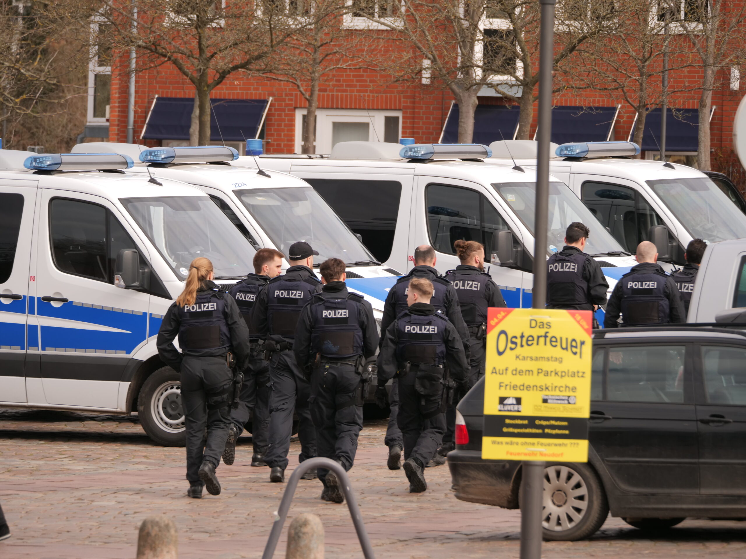 Die Polizei sucht am Tag nach der Tat in Eutin nach Spuren.