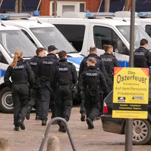 Die Polizei sucht am Tag nach der Tat in Eutin nach Spuren.