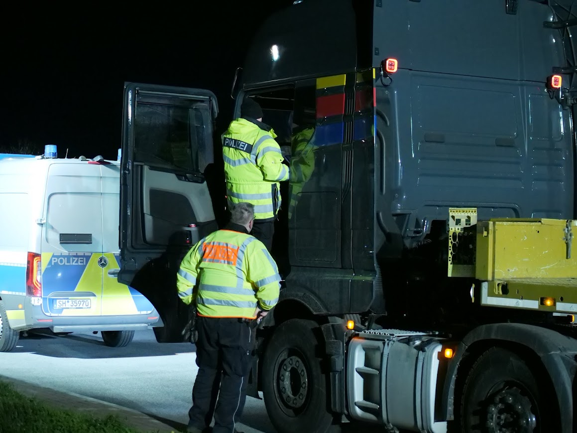 Großkontrolle an A7 – Polizei überprüft Schwerlastverkehr