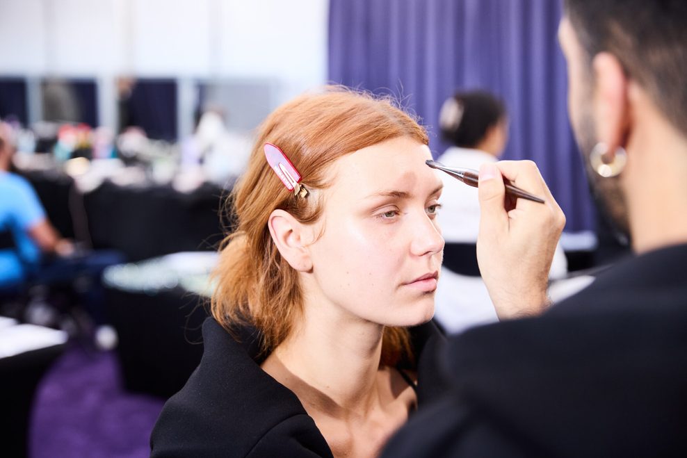 Kandidatin Marlene sitzen in der Maske und wird geschminkt.