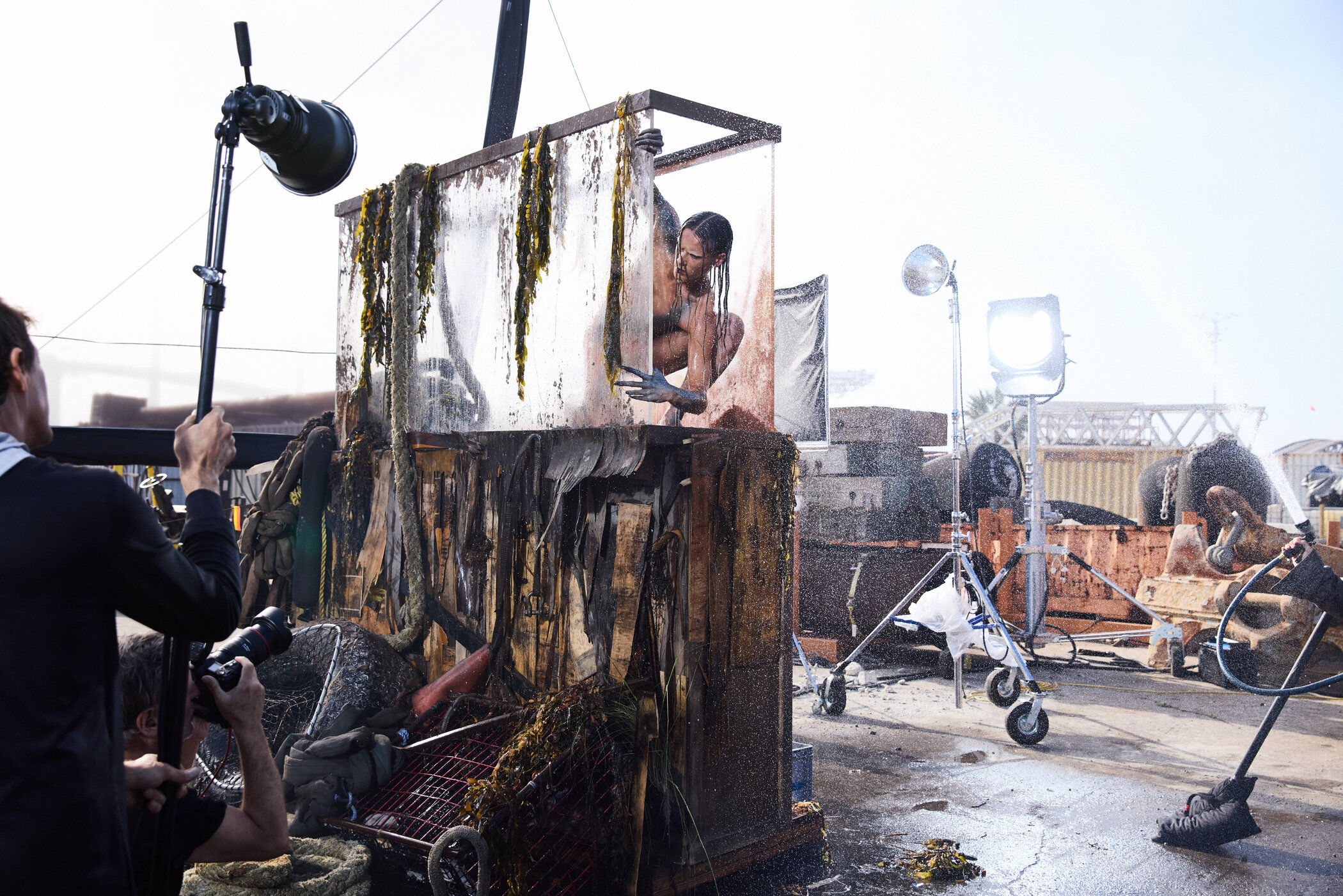 Kandidat Louis hockt in einem durchsichtigen Kasten mit Algen.