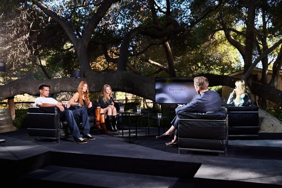 Christian Düren sitzt neben Heidi Klum. Gegenüber sitzen Boureima, Marlene und Merret.