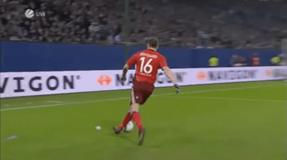 Michael Gravgaard stolpert beim Derby über eine Papierkugel