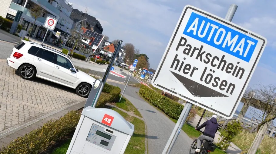 Für das Parken an der Ostsee könnten in der Gemeinde Scharbeutz wie hier in Haffkrug bald andere Regeln und Gebühren gelten.