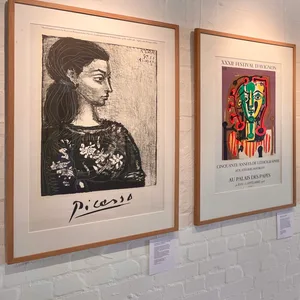 Plakate und Lithografien von Picasso hängen gerahmt an einer weißen Wand.