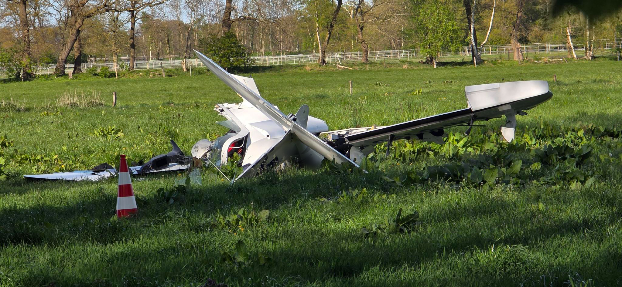 Das Wrack eines Kleinflugzeugs liegt unweit des Flugplatzes auf einem Feld