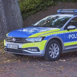 Polizeiwagen im Einsatz (Symbolbild).