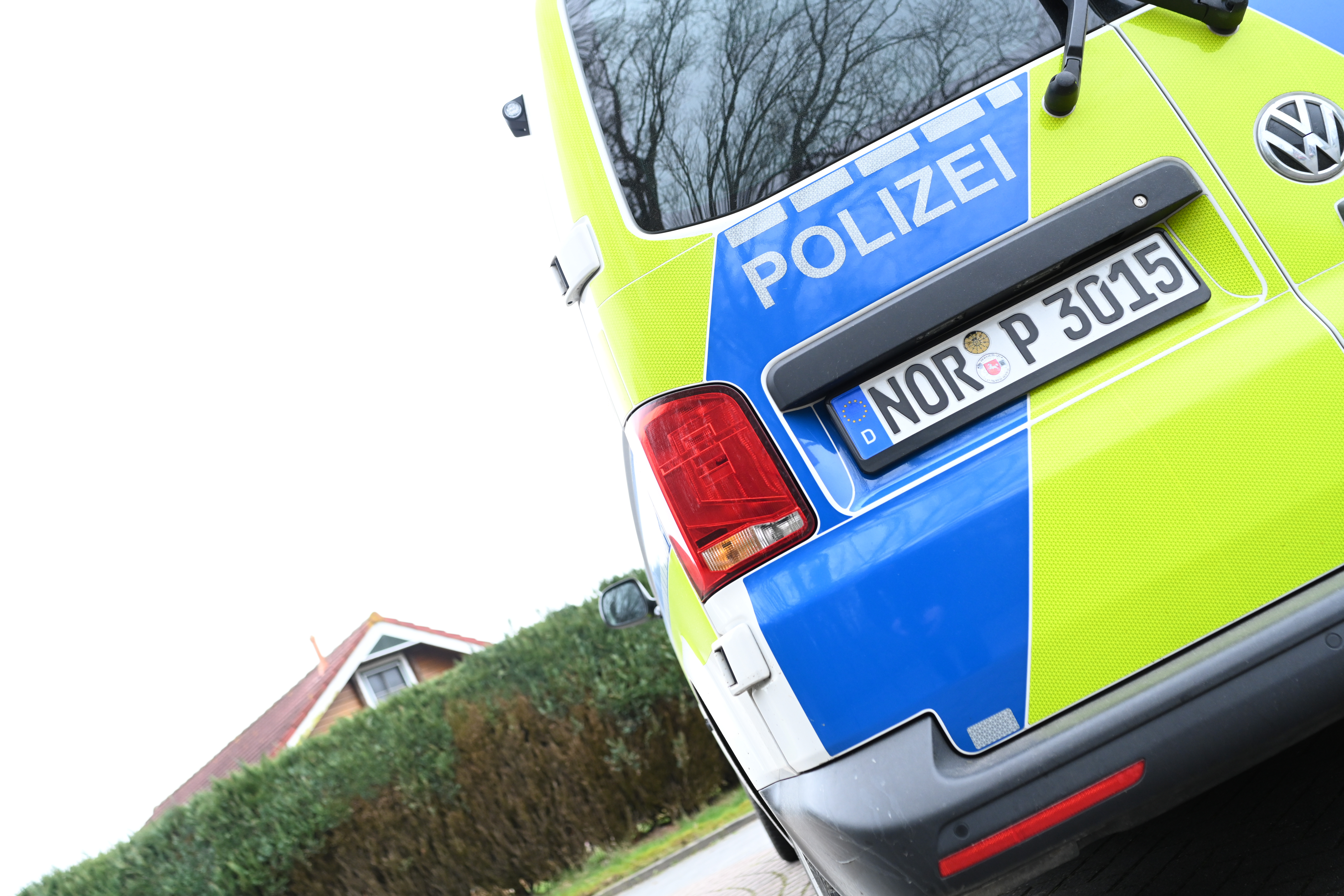 Einsatzkräfte der Polizei sichern ein Gebäude in Holtgast, Ostfriesland.