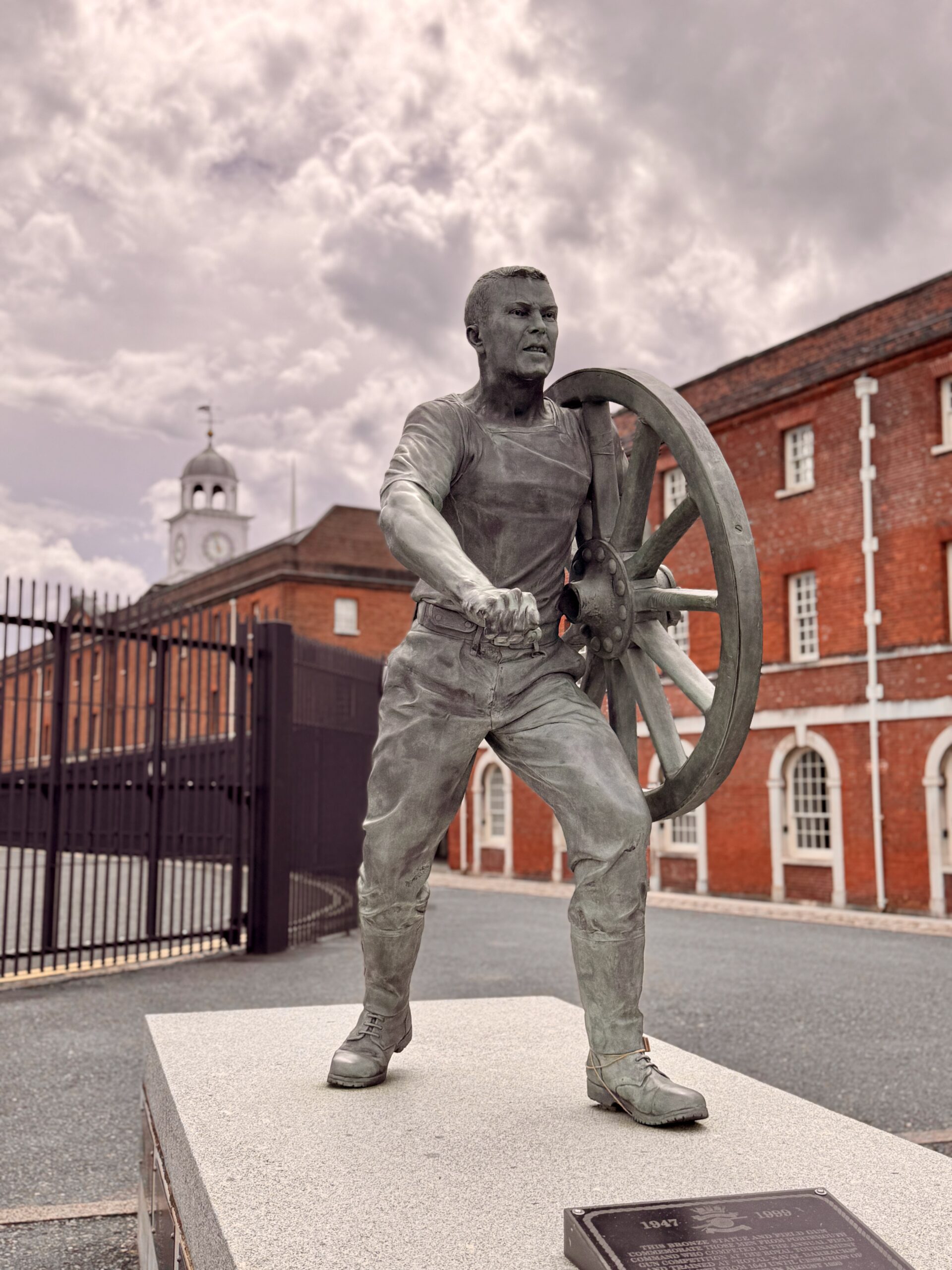 Statue vor dem Dockyard