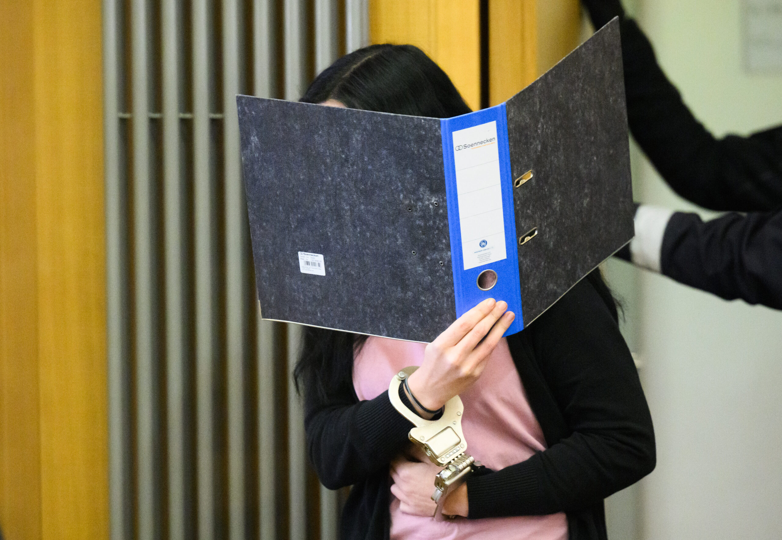 Im Prozess um einen mutmaßlichen Ameisensäure-Angriff hat sich die Angeklagte gewehrt.