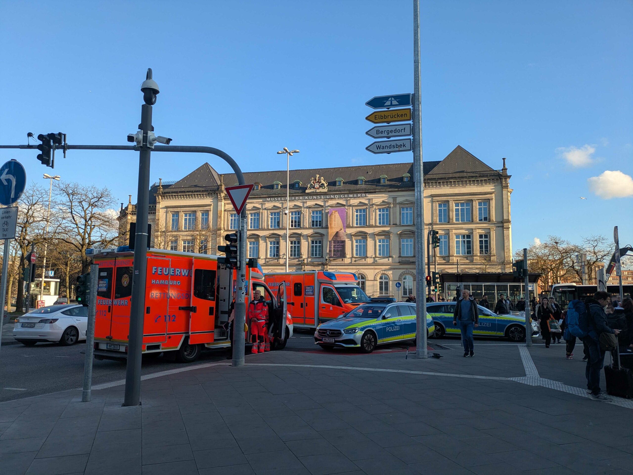 Polizeieinsatz am Hauptbahnhof: Mehrere Streifen- und Rettungswagen sind vor Ort.