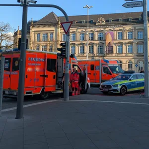 Polizeieinsatz am Hauptbahnhof: Mehrere Streifen- und Rettungswagen sind vor Ort.