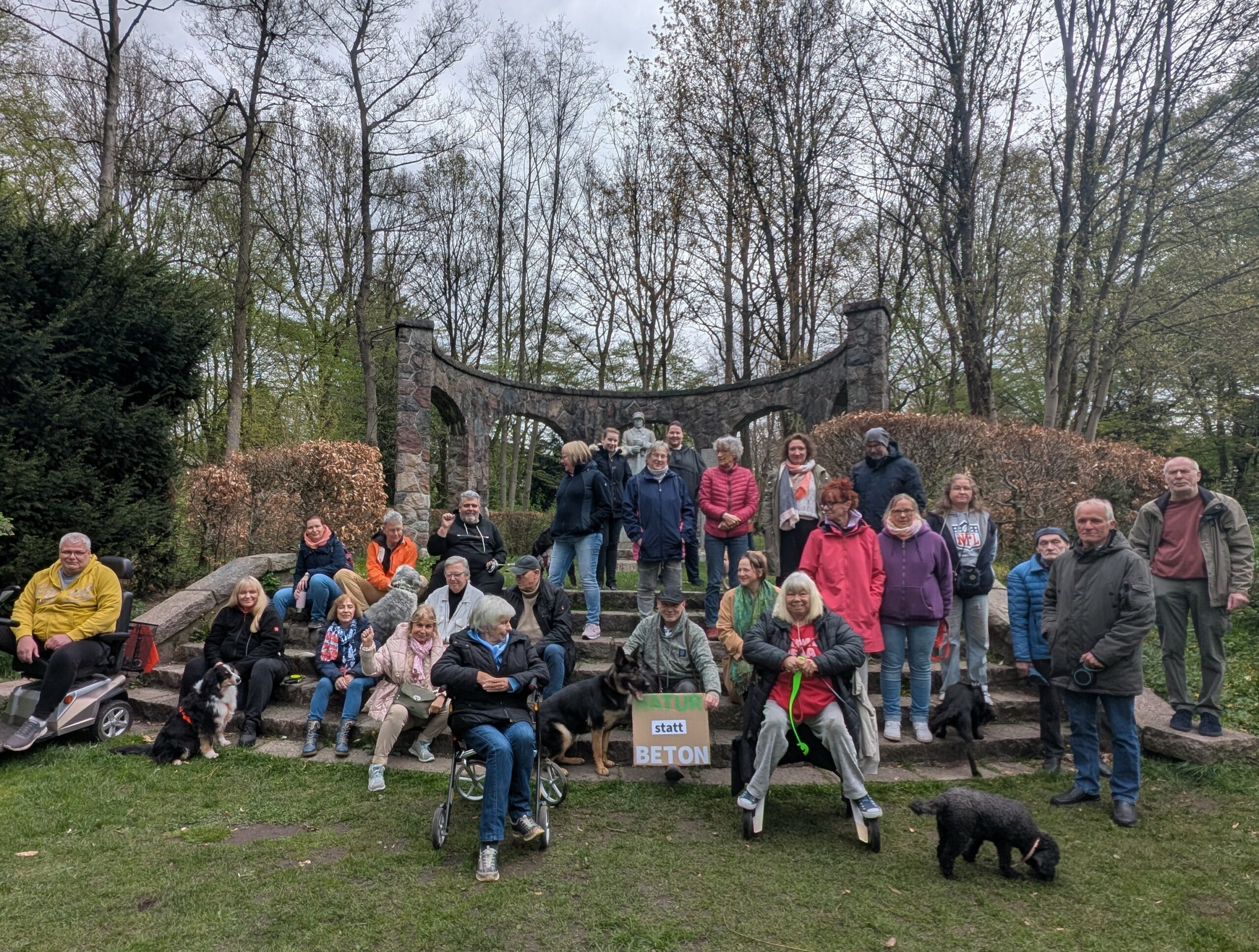 Protest vor dem Kriegerdenkmal in Bramfeld