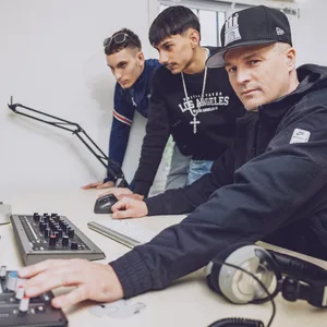 Runter von der Straße, rein ins Tonstudio: Hip-Hop-Urgestein Sleepy mit den Nachwuchs-Talenten Milo (19) und Zeko (20, r.). 