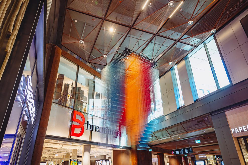 Die Installation befindet sich direkt vor dem Breuninger im Westfield Center.