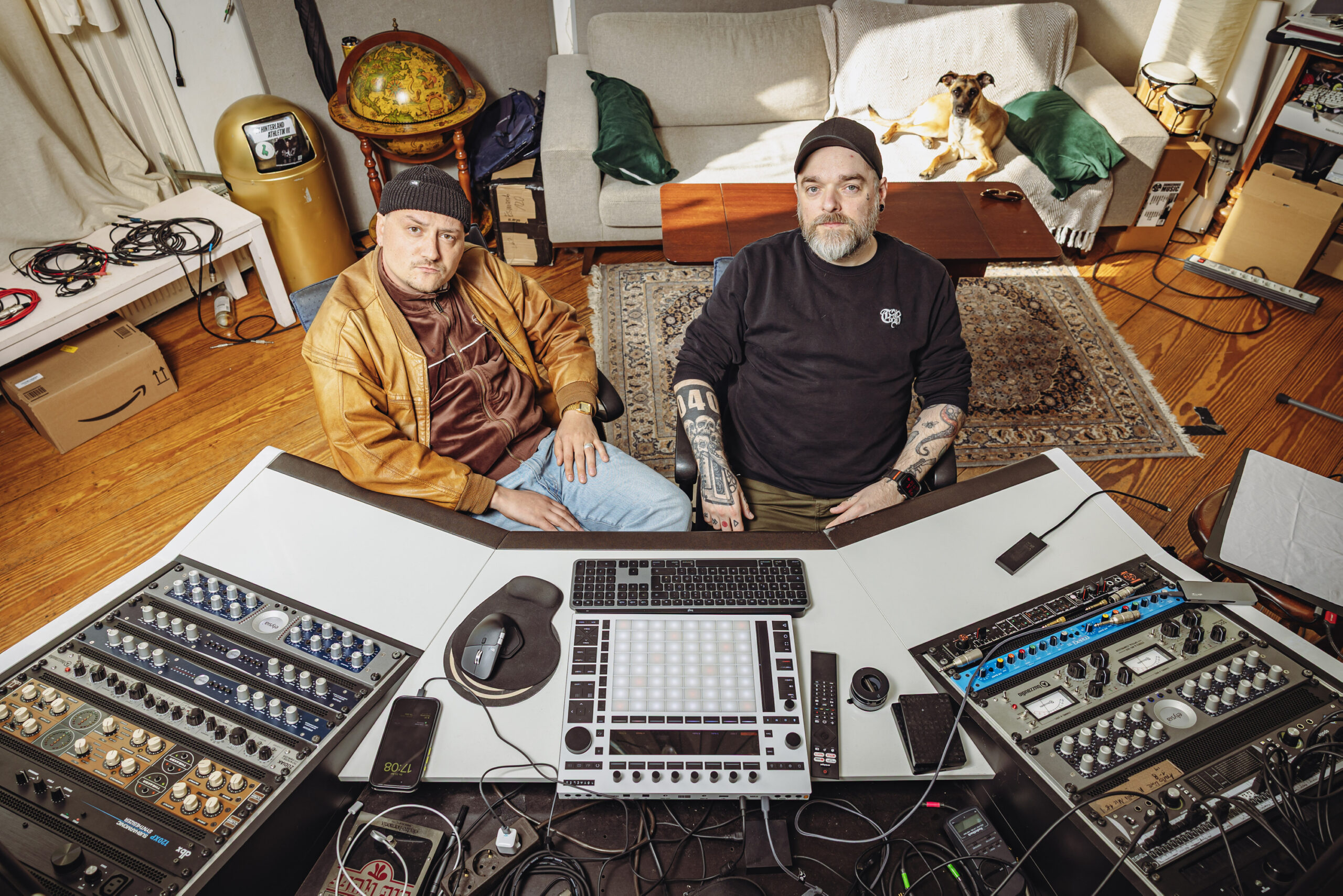 Jonas Romann (l.) und Bjørn Engelberg, die Gründer des „ChaosCompressorClub” in ihrem Studio in der Schanze.