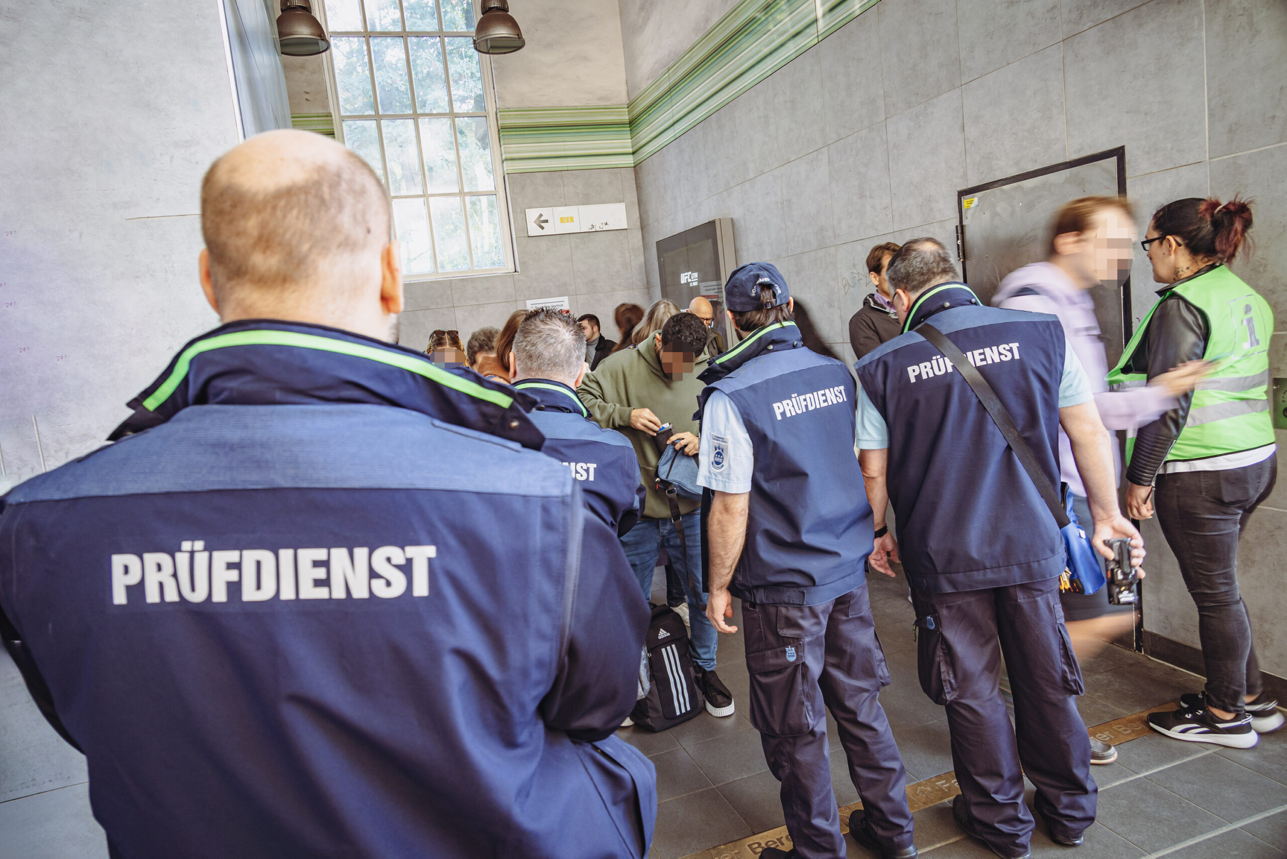 An Hamburgs Haltestellen gibt es regelmäßig Fahrschein-Kontrollen.