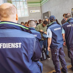 An Hamburgs Haltestellen gibt es regelmäßig Fahrschein-Kontrollen.