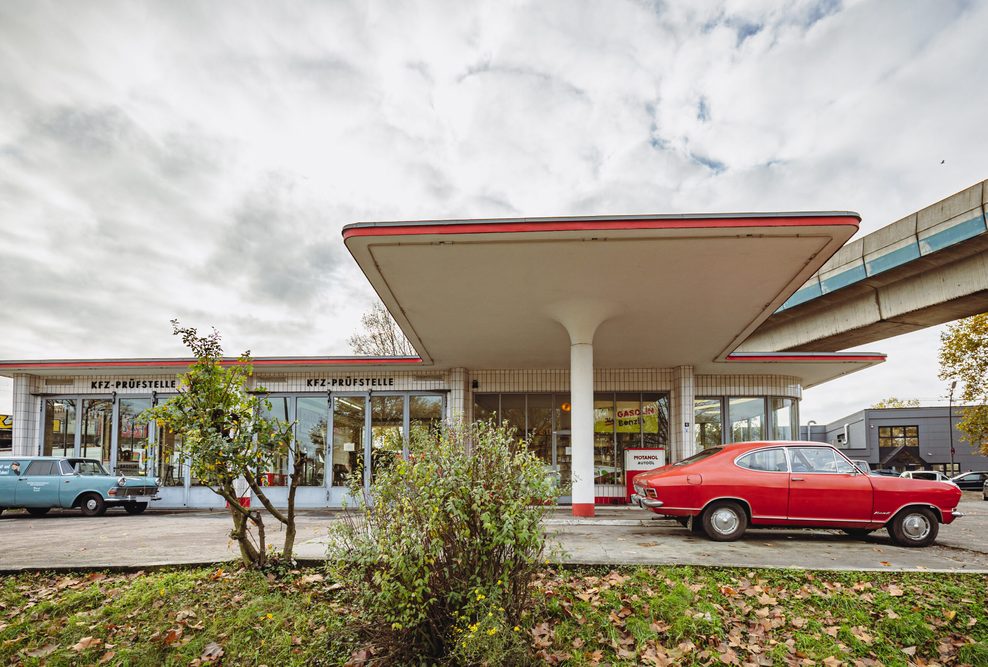Zwei Opel-Oldtimer stehen an der Oldtimer Tankstelle Brandshof