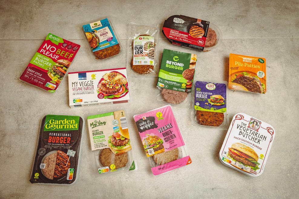 Zwölf Packungen mit Burger-Pattys.