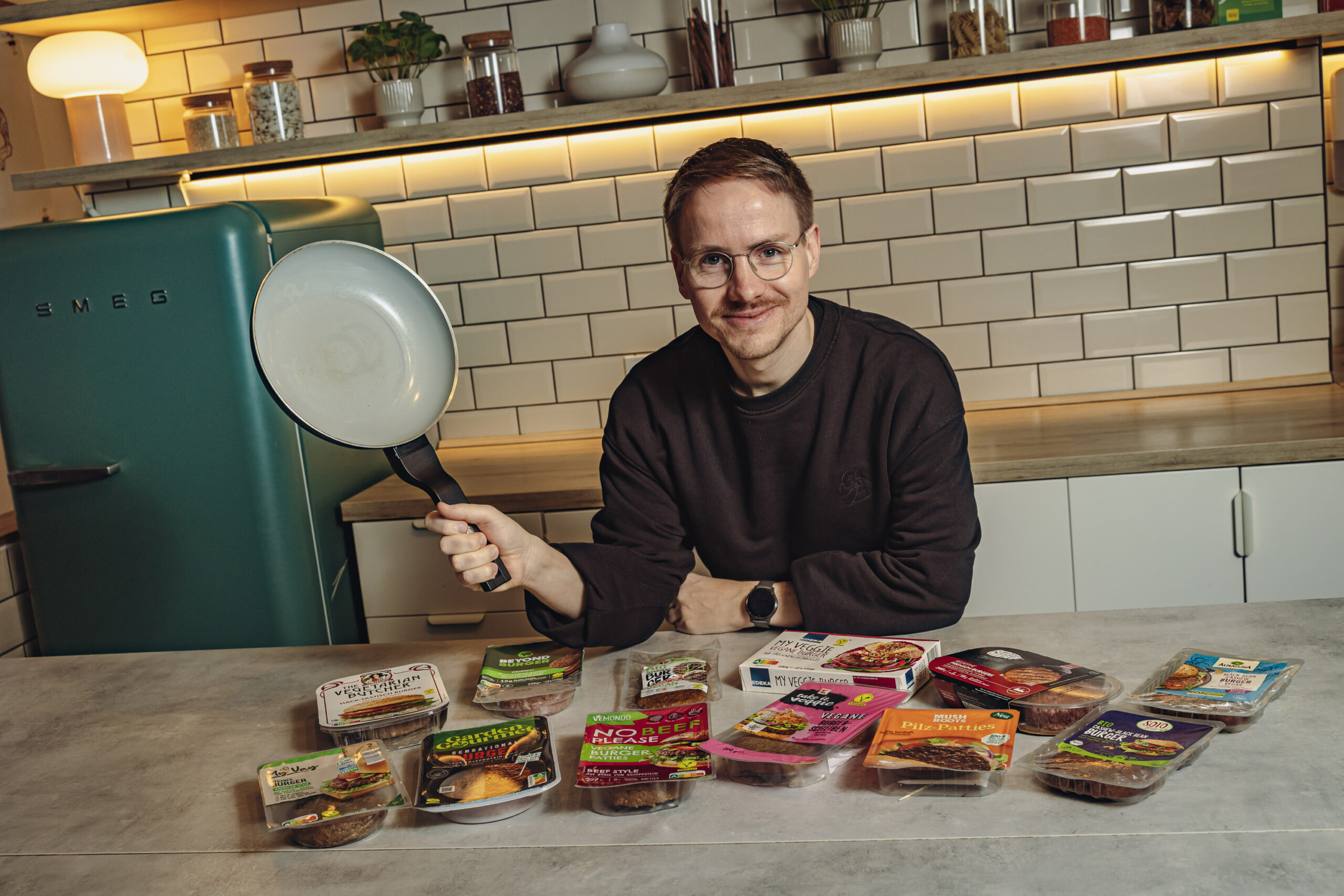 Tester Arne Ewerbeck mit Bratpfanne.