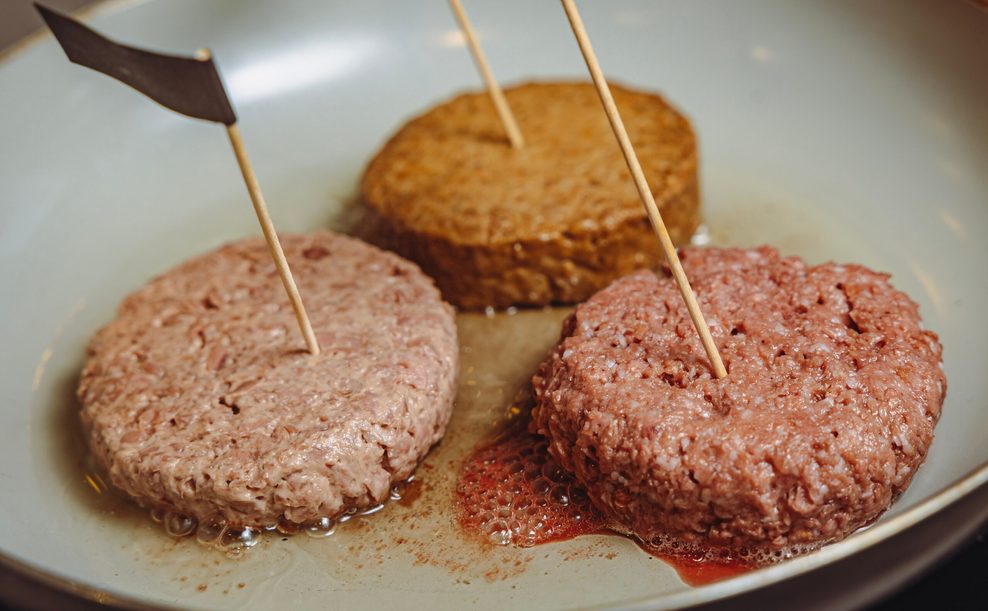 Burger-Pattys in der Pfanne.