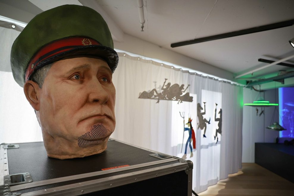 Auch ein Bühnen-Prop mit Putin-Kopf gehört zu Udo Lindenbergs skurrilen Show-Requisiten.