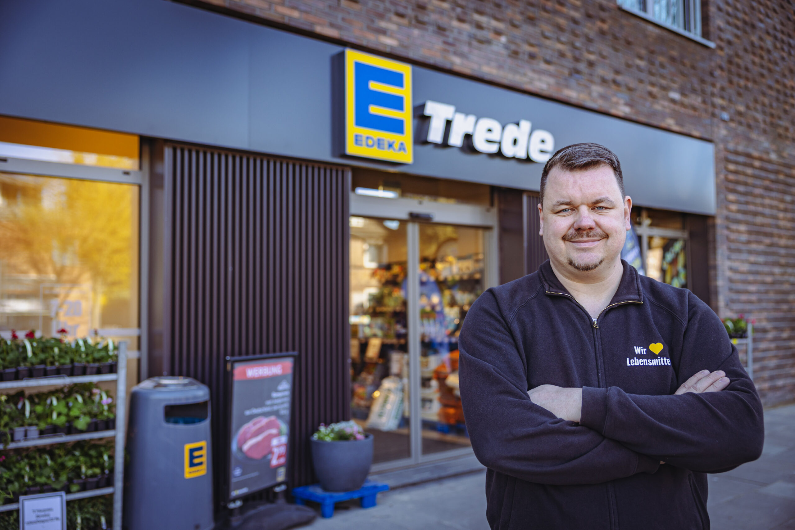 Christian Trede vor seinem EDEKA-Markt in Hamburg-Iserbrook.
