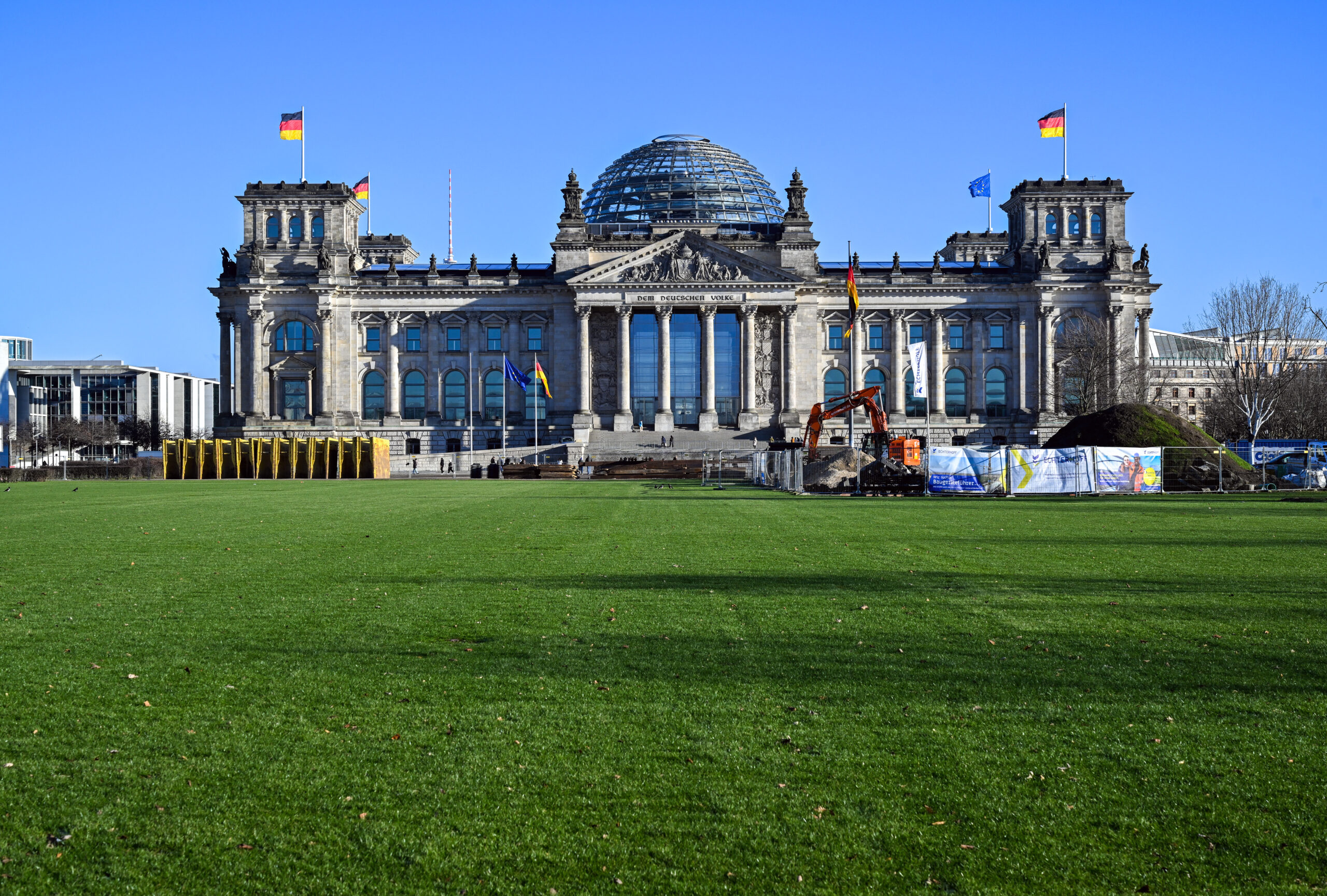 Der Reichstag in Berlin. Laut einer neuen Umfrage würde die AfD erneut stärkste Kraft, wenn am Sonntag ein neuer Bundestag gewählt würde.