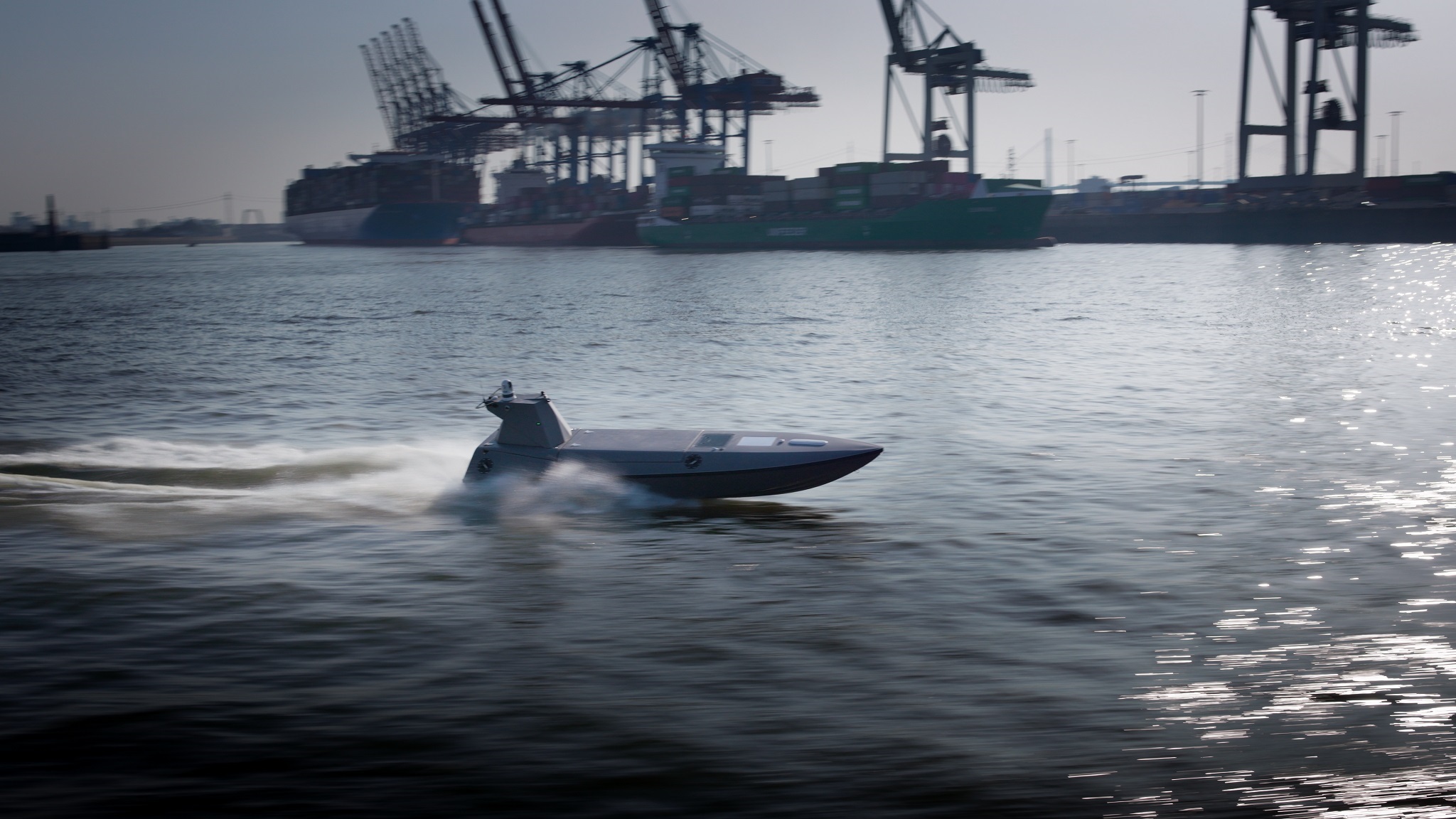 Ein Drohnenboot fährt durch den Hamburger Hafen.