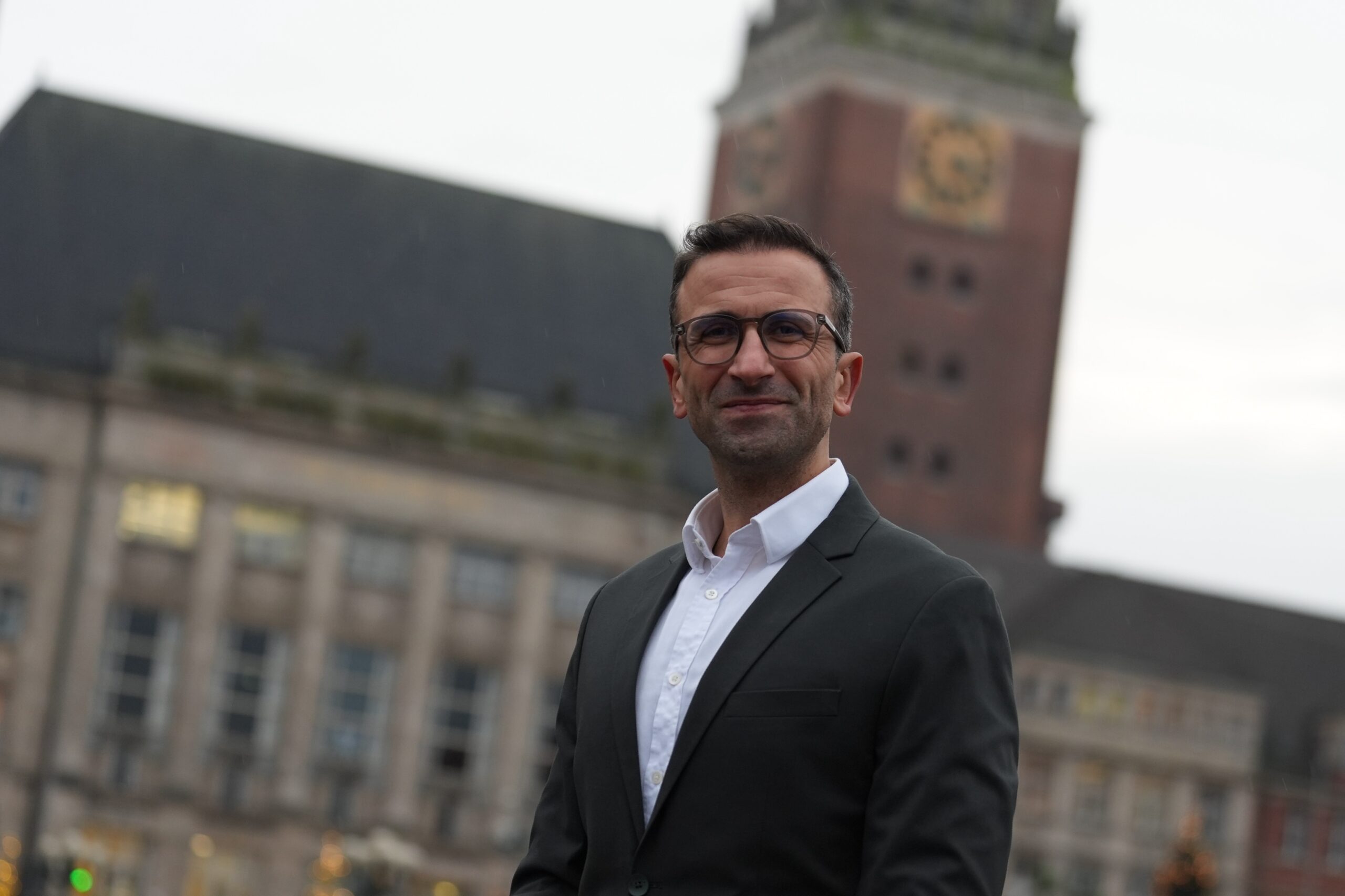 Samet Yilmaz (Bündnis 90/Die Grünen) soll am Mittwoch sein Amt als Kieler Oberbürgermeister antreten.