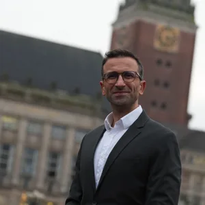 Samet Yilmaz (Bündnis 90/Die Grünen) soll am Mittwoch sein Amt als Kieler Oberbürgermeister antreten.