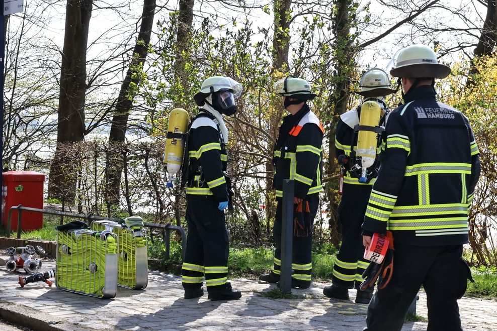 Brisanter Fund am Elbstrand in Blankenese – Großeinsatz vo Feuerwehr und Polizei