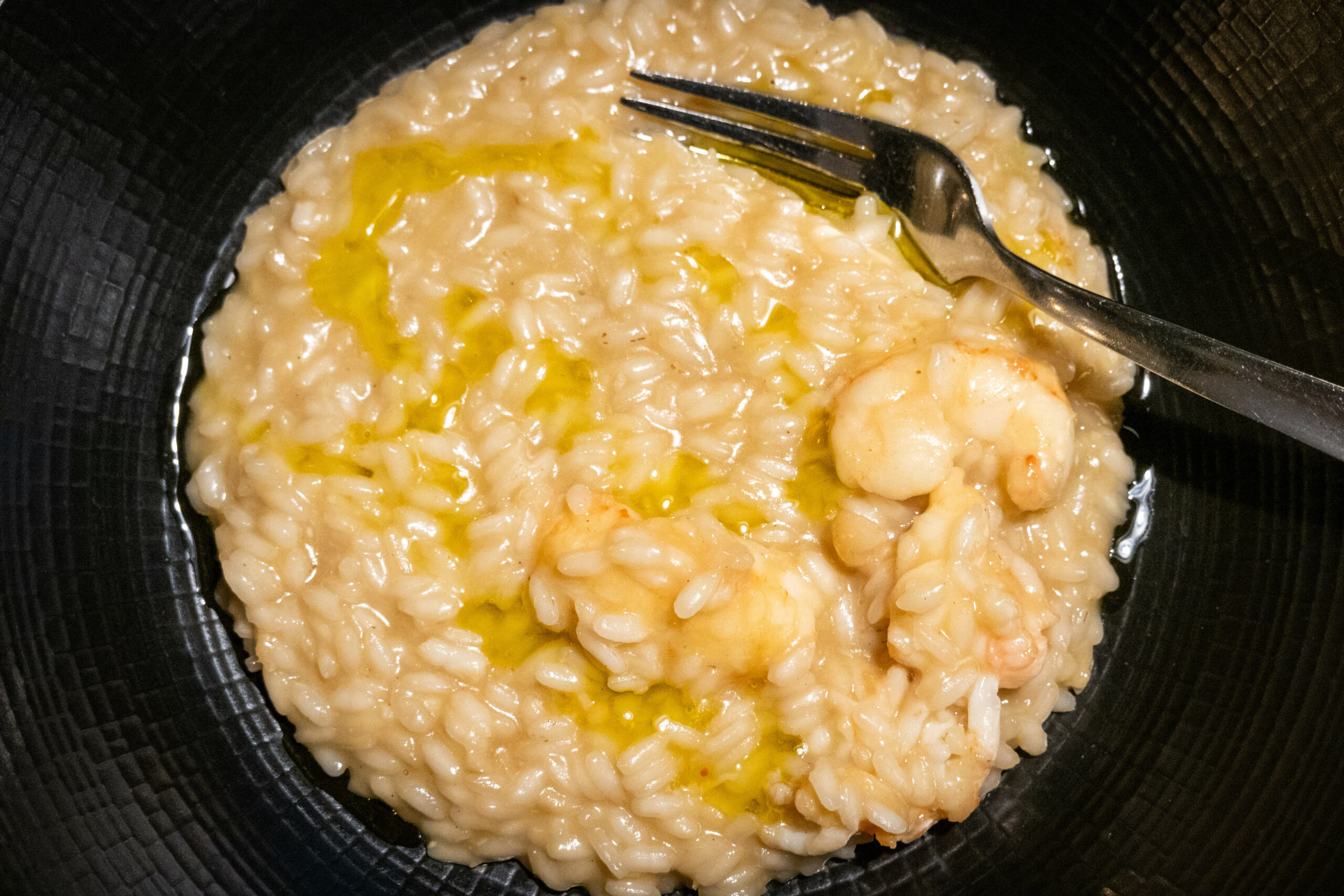 Kurz vorm Servieren gibt Küchenchef Kruno Kapetanović noch einen Schuss Olivenöl über das Scampi-Risotto.